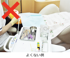 多くの歯科医院は、テーブルの上に何も敷いていません